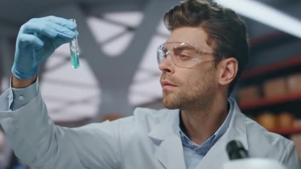 Ervaren Wetenschapper Experimenteert Met Geneesmiddelen Microbiologie Laboratorium Close Serieuze Lab — Stockvideo
