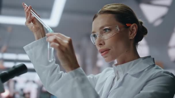 Összpontosított Kutató Gyógyszerekkel Kapcsolatos Szakértelmet Készít Orvosi Laboratóriumban Női Tudós — Stock videók