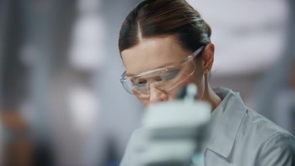 Nahaufnahme Wissenschaftler Bei Der Untersuchung Von Proben Reagenzglas Einem Fortschrittlichen — Stockvideo