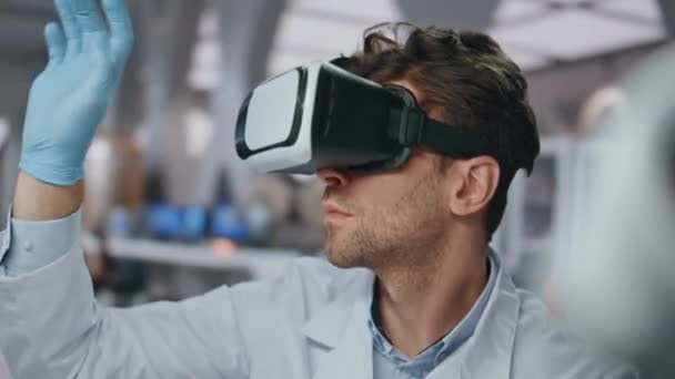 Bril Wetenschapper Controleert Virtual Reality Neurowetenschap Laboratorium Close Geschoolde Man — Stockvideo