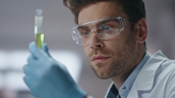 Allvarlig Kemist Tänker Forskning Botemedel Bär Skyddsglasögon Labb Närbild Tankeväckande — Stockvideo