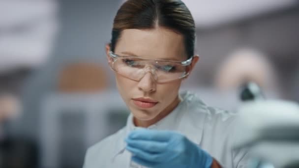 Portrait Femme Scientifique Travaillant Dans Laboratoire Scientifique Pointe Chercheur Sérieux — Video