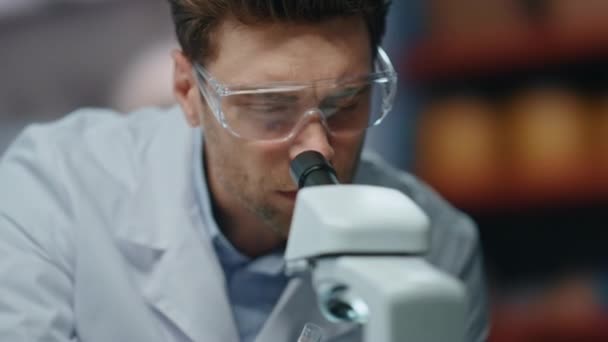 Dottore Impegnato Lavorare Laboratorio Guardando Microscopio Vicino Grave Scienziato Senza — Video Stock