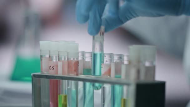 Lékařské Ruce Odebírají Vzorek Vakcíny Zkumavce Pracující Moderní Laboratoř Zblízka — Stock video