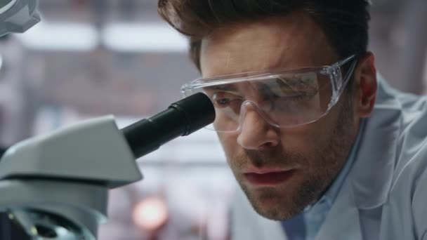 Genetik Kliniğinde Yakın Planda Çalışan Dalgın Bir Laboratuvar Uzmanı Mikroskop — Stok video