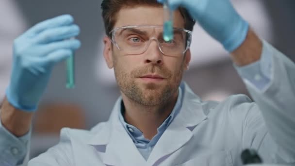 Okos Kutató Vizsgálja Gyógyszerek Innovációs Laboratóriumban Közelről Komoly Tudós Szemüvegben — Stock videók