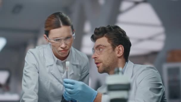 Team Biologer Utveckla Medicinska Projekt Avancerade Laboratorium Närbild Mannen Forskare — Stockvideo