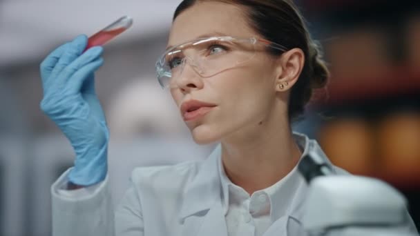 Femme Biologiste Regardant Microscope Faire Recherche Scientifique Gros Plan Scientifique — Video