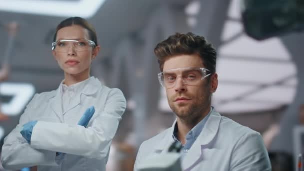 Ernsthaft Posieren Zwei Ärzte Medizinischer Uniform Einem Mikrobiologischen Labor Großaufnahme — Stockvideo