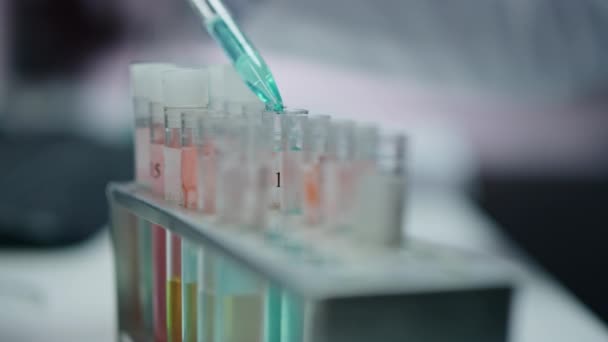 Неузнаваемый Ученый Капает Пипетки Лекарствами Проверки Трубок Современной Лаборатории Вблизи — стоковое видео