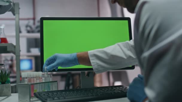 Científico Irreconocible Escribiendo Una Computadora Pantalla Verde Sosteniendo Tubo Ensayo — Vídeos de Stock
