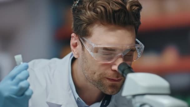Ekscytowany Naukowiec Pracujący Pod Mikroskopem Raduje Się Badaniami Laboratoryjnymi Uśmiechnięty — Wideo stockowe