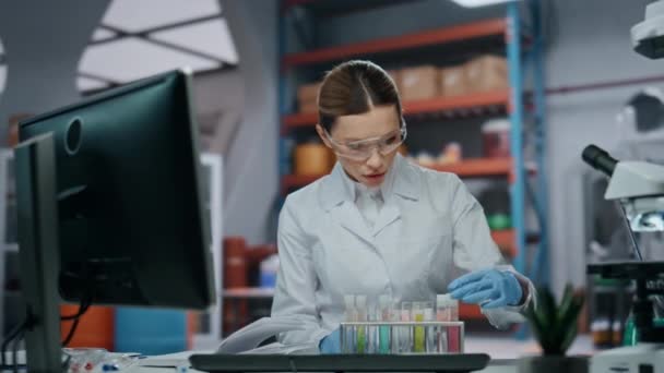 Lab Expert Controleren Reageerbuizen Maken Notities Moderne Kliniek Close Professionele — Stockvideo