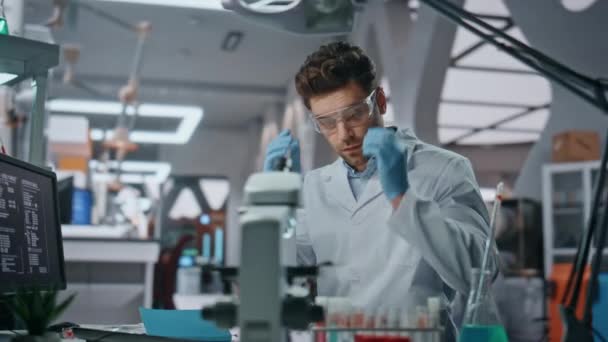 Cientista Colocando Óculos Segurança Trabalhando Com Amostras Químicas Laboratório Bioquímica — Vídeo de Stock