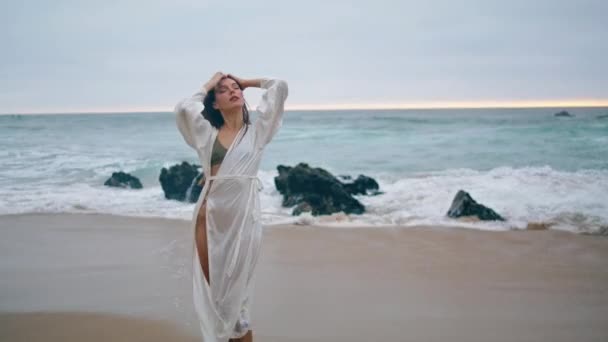 Mulher Relaxada Despreocupada Paisagem Marinha Noite Vestindo Pareo Sexy Branco — Vídeo de Stock