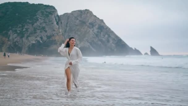 Chica Hermosa Serena Corriendo Playa Del Océano Noche Nublada Atractiva — Vídeo de stock