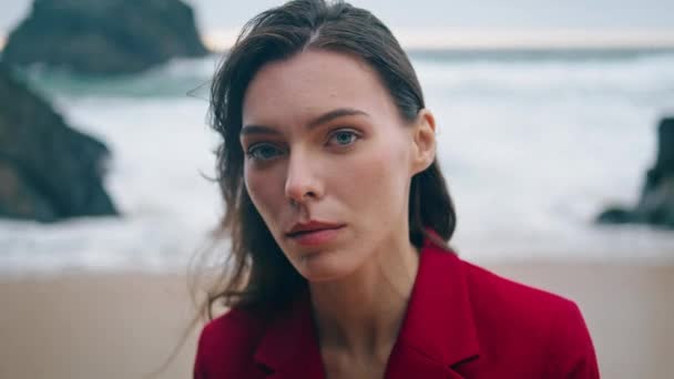 Portret Zamyślonej Pięknej Kobiety Zachmurzonym Wybrzeżu Atrakcyjna Dziewczyna Czerwonej Kurtce — Wideo stockowe