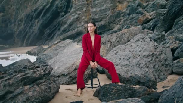Pewna Siebie Atrakcyjna Modelka Siedząca Krześle Przed Klifami Natury Seksownym — Wideo stockowe