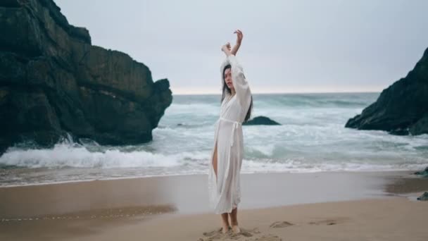 Czuła Młoda Kobieta Tańcząca Ponurej Plaży Pochmurny Wieczór Atrakcyjna Zmysłowa — Wideo stockowe