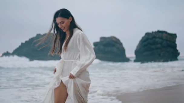 황혼에 파도에서 Carefree 행복한 드레스를 해안에 매력적인 즐거운 관광객 해변에서 — 비디오