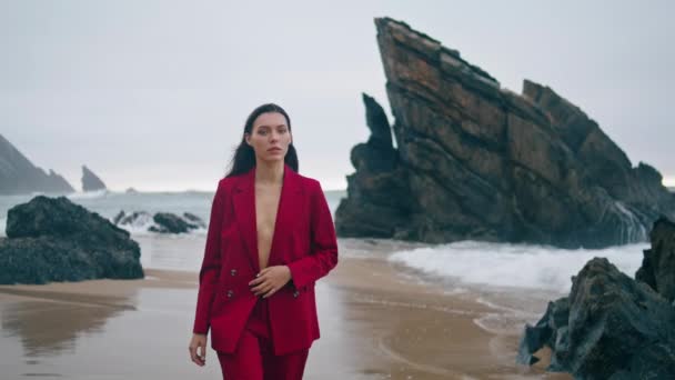 Moda Hermosa Modelo Caminando Playa Traje Elegante Rojo Día Nublado — Vídeo de stock