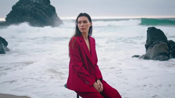 Spokojny Atrakcyjna Kobieta Siedzi Fale Burzliwy Ocean Ponury Dzień Blisko — Wideo stockowe