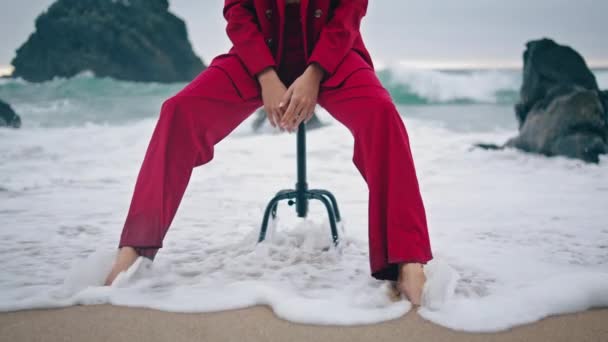 Άγνωστη Γυναίκα Κάθεται Καρέκλα Στην Άμμο Παραλία Φορώντας Κόκκινο Κομψό — Αρχείο Βίντεο