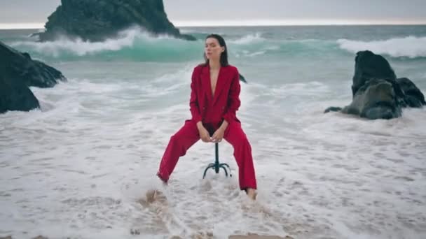 Elegante Hermosa Dama Sentada Playa Lavada Piernas Desnudas Por Olas — Vídeos de Stock