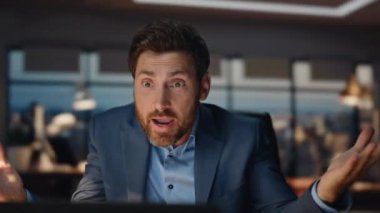 Geceleri internette iş arkadaşı tartışması yapan çılgın bir iş adamı. Sinirli yönetmen karanlık bir yerde video görüşmesi yapıyor. Ofisteki duygusal yönetim kurulu başkanı aynı fikirde değil. Üzücü yönetici dizüstü bilgisayarla sorunları tartışıyor