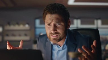 Akşam manzaralı ofiste el kol hareketi yapan yakın çekim delisi. Öfkeli iş adamı işindeki hatalar yüzünden gergin hissediyor. Stresli patronun iş yerinde başarısız olması. Çelişkili yönetim kurulu başkanı 