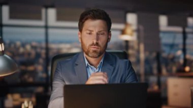 Başarılı bir girişimci bu gece ofiste yakın planda çalışıyor. Finansal fintech projesini göz önünde bulundurarak fikirler üreten odaklanmış bir adam. Yakışıklı düşünceli muhabir geç saatlere kadar çalışma yerinde kalıyor. Ceo kavramı 