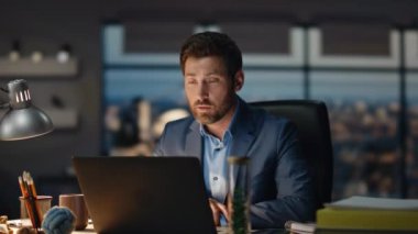 Ofis çalışanı video konferansında bilgisayarla sohbet ediyor. Sakallı işadamı, akşam ajanstaki bilgisayarda konuşma eğitimi veren bir web sitesi yönetiyor. Profesyonel adam açıklama görevi