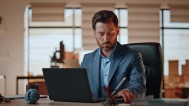 Boş bir ofiste odaklanmış bir işadamı cep telefonuna tepki veriyor. Ciddi bir adam iş yerindeki cep telefonu araması yüzünden dikkati dağılmış. Direktör bilgisayar masasında çalışan akıllı telefonlara bakıyor.