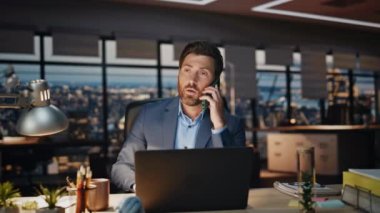 Finansal analist akşam ofisinde cep telefonundan konuşuyor. Güvenilir girişimci iş bilgisayarı ortak meslektaşımızla pazarlama projesini tartışıyor. Başarılı bir avukat müşteriye uzaktan danışır.