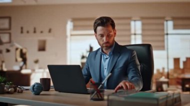 Laptop masasındaki gülümseyen işadamı çağrıya cevap veriyor. Panoramik Pencere Ofisi 'nde bilgisayar seyreden bir yönetici. Mutlu patron el hareketleriyle cep telefonu konuşmasında harika haberler veriyor. 