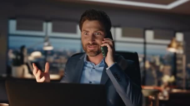 Hombre Negocios Alegre Hablando Teléfono Móvil Primer Plano Oficina Gerente — Vídeos de Stock