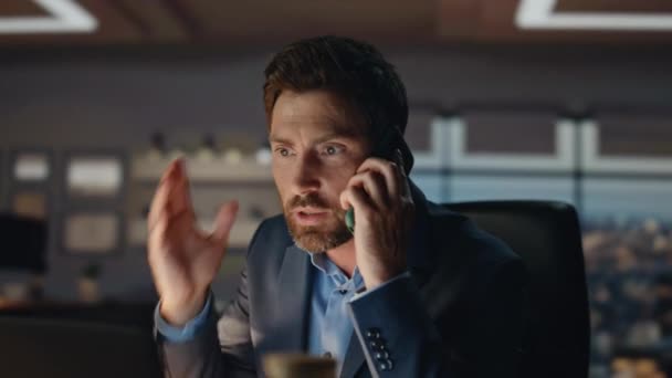 Homem Negócios Nervoso Ligar Para Telefone Quarto Escuro Gerente Escritório — Vídeo de Stock