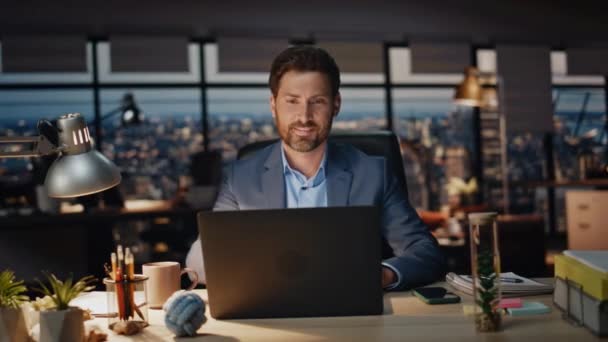 Šťastný Manažer Čtení Počítače Tmavé Kanceláři Detailní Záběr Usmívající Muž — Stock video