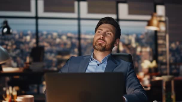 Scaun Relaxat Odihnă Manager Timp Noapte Omul Satisfăcut Uită Distanță — Videoclip de stoc