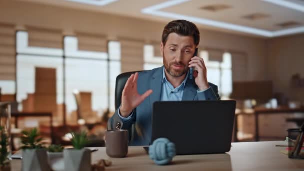 Büroangestellte Telefoniert Mit Handy Und Bespricht Projekt Lichtschrank Geschickter Geschäftsmann — Stockvideo