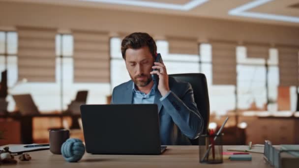 Pengusaha Yang Khawatir Berbicara Ponsel Interior Kantor Pekerja Bank Berkonsultasi — Stok Video