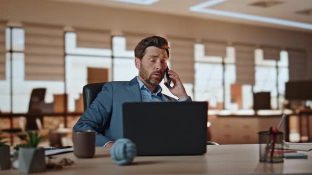 Empreendedor Homem Falando Smartphone Trabalhando Gabinete Luz Empresário Amigável Barbudo — Vídeo de Stock