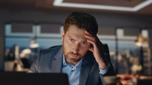 Üzgün Adamı Ofisteki Kafa Karıştırıcı Problemlerine Yakından Dokunuyor Hüsrana Uğramış — Stok video