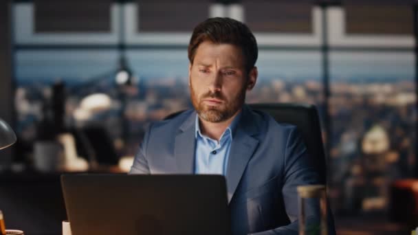 Trött Professionell Gnugga Huvudet Arbetar Sent Kontoret Närbild Utmattad Man — Stockvideo