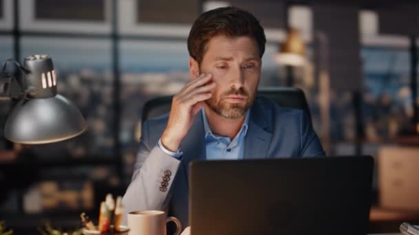 Kimerült Ember Dolgozik Laptop Késő Esti Irodai Közelkép Fáradt Üzletember — Stock videók