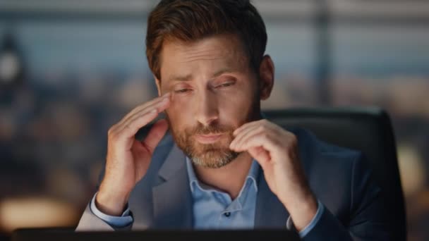Gerente Exausto Massageando Cabeça Sentindo Desconforto Fechamento Escritório Noturno Diretor — Vídeo de Stock