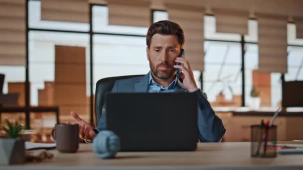Agente Vendas Falando Telefone Celular Consultoria Cliente Closeup Homem Barbudo — Vídeo de Stock