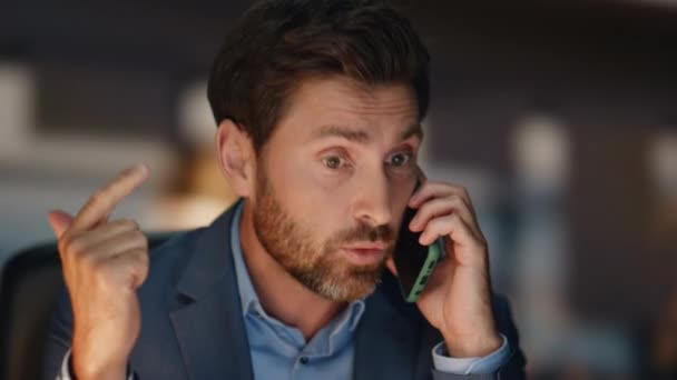 Стрессовый Мужчина Говорит Мобильном Телефоне Ночном Офисе Крупным Планом Нервный — стоковое видео