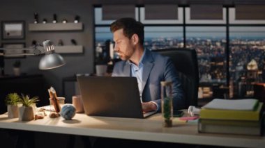 Ciddi patron geç saatlere kadar ofis kapanışı yapıyor. Sakallı iş adamının not yazıp akşam iş yerinde dizüstü bilgisayara baktığını düşünüyorum. Odaklanmış işkolik çözme zor iş geceleri bilgisayar kullanarak 