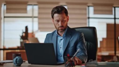 Şirket ofisindeki ciddi patron çağrıya cevap veriyor. Cep telefonuyla konuşan gülümseyen adam bilgisayar masasında iyi haberlere tepki veriyor. Pozitif sakallı iş adamı lüks iş yerinde arkadaşlarıyla sohbet ediyor. 